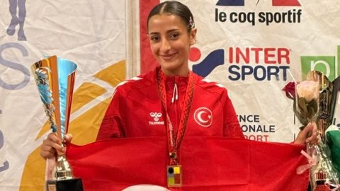 Bursa Büyükşehir Belediyesporlu Nazmiye Ak dünya üçüncüsü