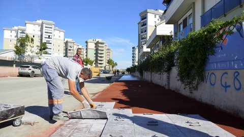 Muratpaşa Belediyesi'nden Güzeloba’da kaldırım çalışması