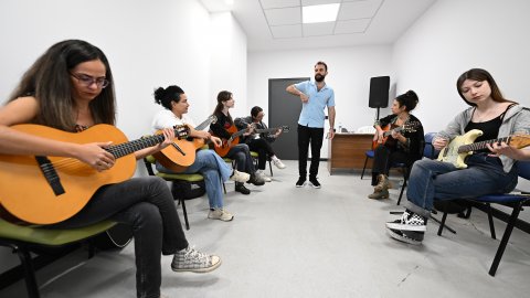 Mersin Büyükşehir Belediyesi'nden ücretsiz enstrüman kurslarına yoğun ilgi