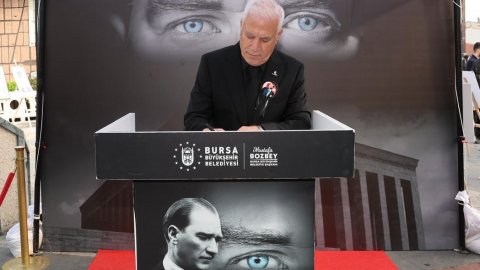Mustafa Bozbey'den Anı Defteri'ne Atatürk mesajı