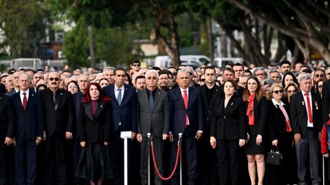 Muratpaşa Belediyesi'nden Atatürk Kent Meydanı’nda Atatürk anması