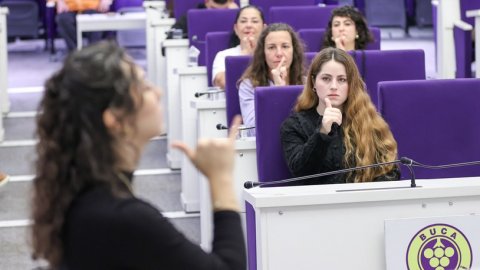 Buca Belediyesi'nden personeline işaret dili eğitimi