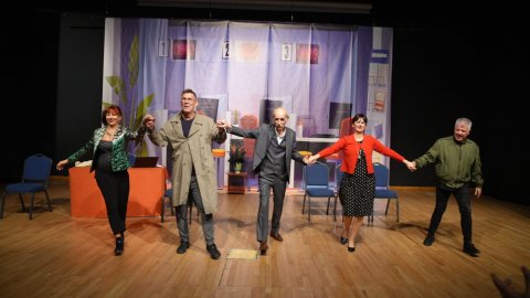 Kartal Belediyesi ‘Eller Yukarı’ adlı Tiyatro oyununu seyirciyle buluşturdu