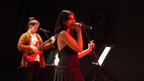 Kartal Belediyesi’nin Uğur Mumcu Kültür Merkezi’nde Grup Flakes Konseri