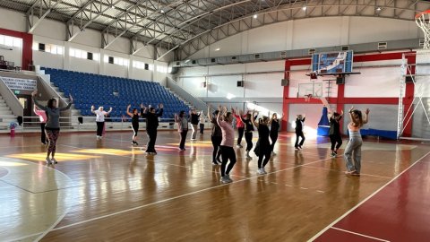 Narlıdere Belediyesi’nden kadınlara özel aerobik kurs