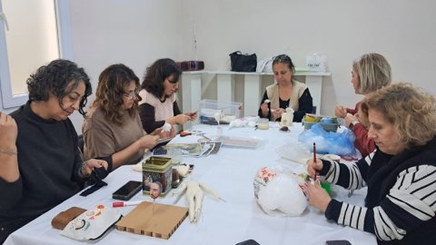 Çiğli Belediyesi'nden kadınlara 'kitre bebek' sanatı eğitimi