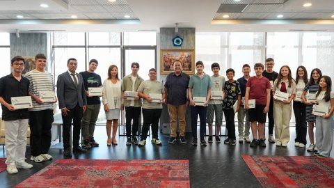 Manisa Büyükşehir Belediyesi’nden öğrencilere 6 bin TL destek