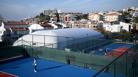 Kuşadası Belediyesi balon kortun yapımını tamamladı