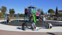 Konyaaltı Belediyesi kırsal mahallelerdeki çocuk parklarını yeniliyor