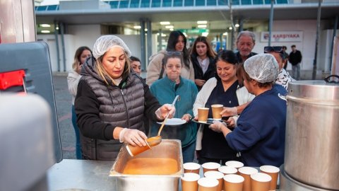 Karşıyaka Belediyesi'nin sıçak çorba ikramı sürüyor
