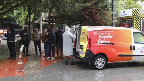 Mersin Büyükşehir Belediyesi’nden vatandaşlara kaynar ikramı