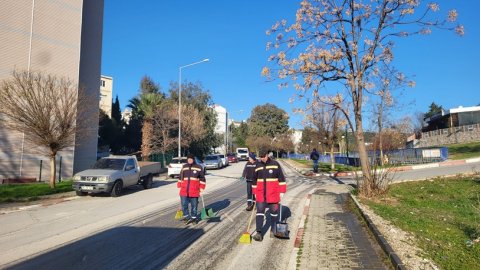 Menderes Belediyesi'nden yeni yılda temizlik çalışması
