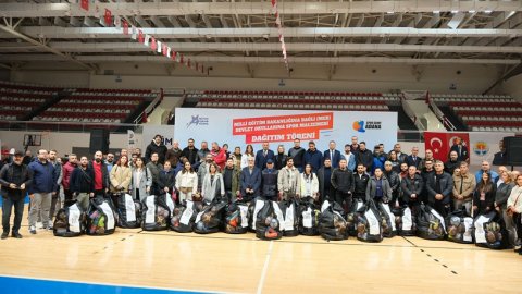Adana Büyükşehir Belediyesi'nden 500 okula spor malzemesi dağıtıldı