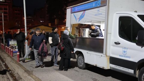 Konak Belediyesi’nden Basmane Tren Garı’nda çorba ikramı