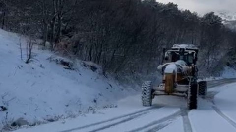 Bursa Büyükşehir Belediyesi karla kaplı yolları açmaya devam ediyor