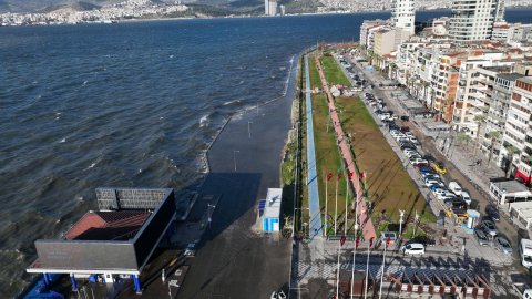İzmir'de fırtına duvarı Kordon’u böyle korudu