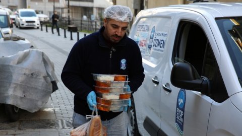 Eyüpsultan Belediyesi’nden ihtiyaç sahiplerine sıcak yemek desteği