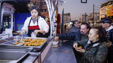 Antalya Büyükşehir’den Miraç Kandili’nde lokma ve kandil simidi ikramı