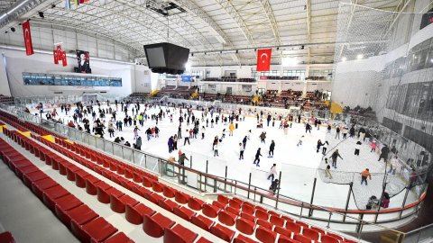 İzmir Büyükşehir’den öğrencilere yarıyıl tatili için buz pisti müjdesi