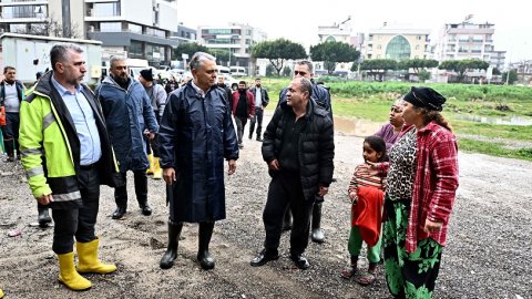 Muratpaşa Belediye Başkanı Ümit Uysal'dan sel baskınında zarar gören evlere ziyaret