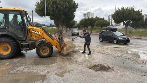 Konyaaltı Belediyesi ekiplerinden sağanak yağışın ardından yoğun mesai