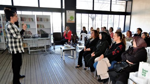 Bornova Belediyesi'nden Pınarbaşı Kent Bostanı’ndan yararlanan kadınlara eğitim