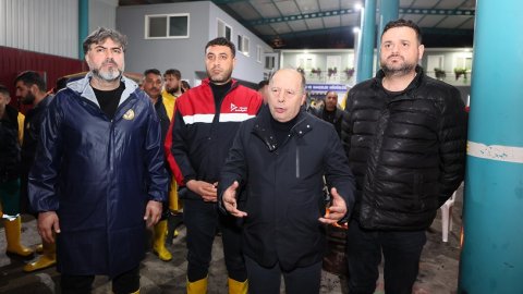 Yüreğir Belediyesi'nden şiddetli yağış sonrası yoğun mesai