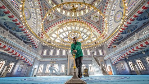 Mersin Büyükşehir Belediyesi'nden Ramazan ayı öncesi camilerde temizlik mesaisi