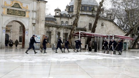 Eyüpsultan Belediyesi Eyüpsultan Meydanı'nı gül suyu ile yıkandı