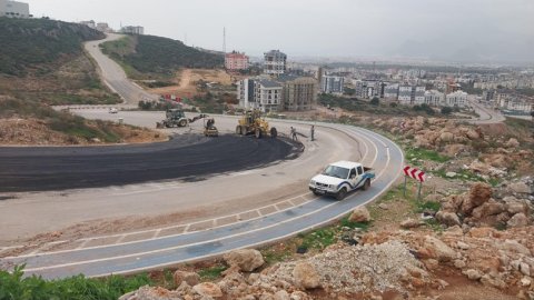 Kepez Belediyesi yağmurun aşındırdığı yolları yeniliyor