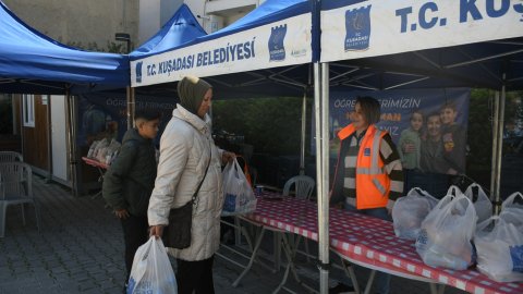 Kuşadası Belediyesi'nin Beslenme Çantası Desteği sürüyor