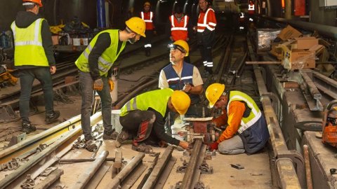 İzmir Büyükşehir Belediyesi Bornova’da metro hattında rayları yenilemeye başladı