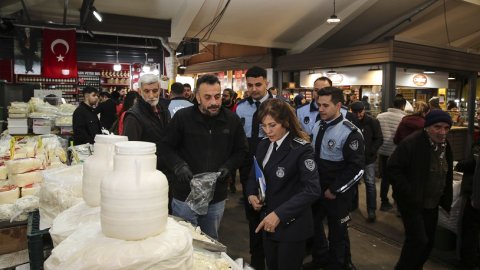 Ankara Büyükşehir Belediyesi zabıtasından Ulus Hali ve çevresinde gıda denetimi