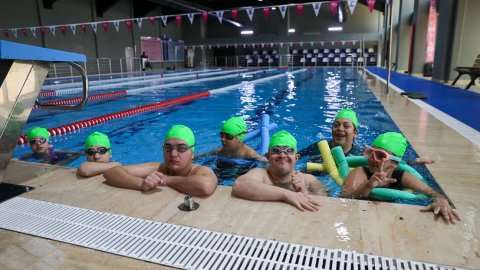 Buca Belediyesi'nin otizmli çocuklar için yüzme kursu