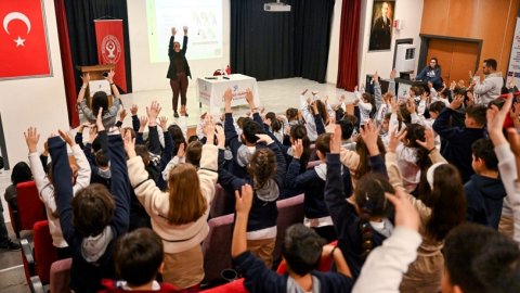 Bornova Belediyesi'nden ilk ve ortaokul öğrencilerine kapsamlı sağlık eğitimi