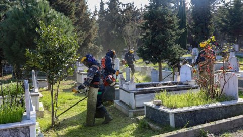 Bursa Büyükşehir Belediyesi'nden şehitlik ve mezarlıklarda bayram hazırlığı