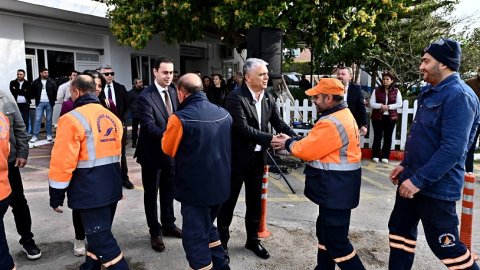 Muratpaşa Belediye Başkanı Ümit Uysal belediye personeliyle bayramlaştı