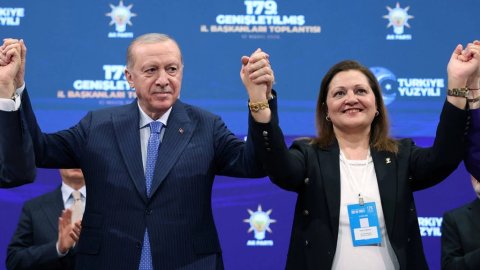 CHP'den istifa eden Afyonkarahisar Belediye Başkanı Burcu Köksal AKP'ye katıldı
