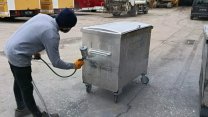Gölcük Belediyesi yıpranan çöp konteynerlerini geri kazanıyor