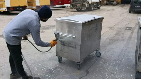 Gölcük Belediyesi yıpranan çöp konteynerlerini geri kazanıyor