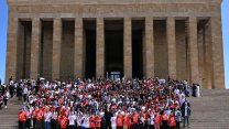 Ahmet Akın 1071 Balıkesirli gençle birlikte Anıtkabir’e 