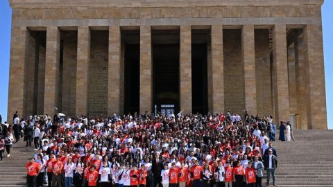 Ahmet Akın 1071 Balıkesirli gençle birlikte Anıtkabir’e 