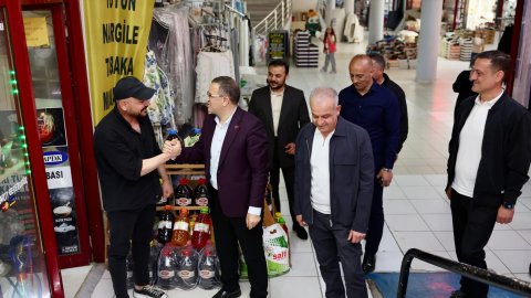 Derince Belediye Başkanı Sertif Gökçe esnaf ve vatandaşlarla bayramlaştı