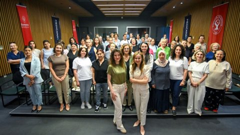 Bornova Belediyesi'nden Anneliğin Cam Tavanı paneli 