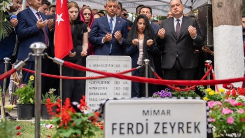  Ferdi Zeyrek vefatının birinci yılında dualarla anıldı
