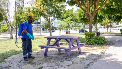 Antalya Büyükşehir’den toplu kullanım alanlarına ilaçlama çalışması