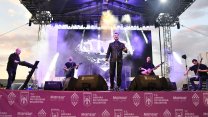 Ankara Büyükşehir Belediyesi'nin Çayyolu Yaz Sahnesi'nde Cem Adrian rüzgarı