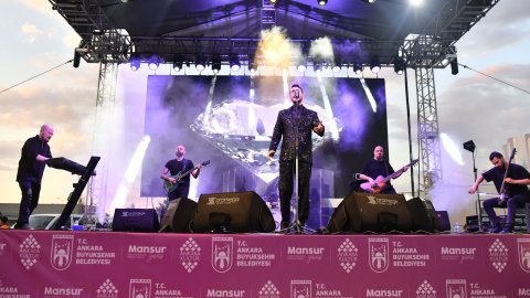Ankara Büyükşehir Belediyesi'nin Çayyolu Yaz Sahnesi'nde Cem Adrian rüzgarı