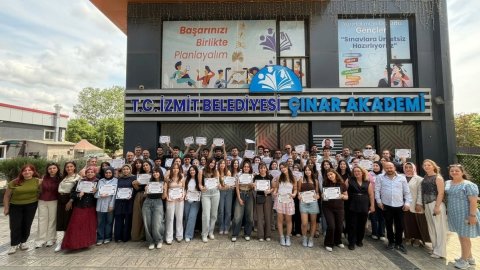 İzmit Belediyesi Çınar Akademi’de sertifika ve mezuniyet sevinci