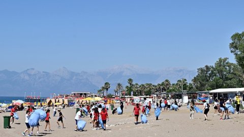 Muratpaşa Belediyesi'nden Lara Plajı’nda öğrencilerle kıyı temizliği